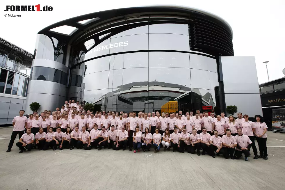 Foto zur News: #pinkforpapa ist am Silverstone-Wochenende sowieso der große Renner. Und weil man bei McLaren die orangen Siegershirts ohnehin schon lange nicht mehr gebraucht hat, erinnert man stattdessen an den verstorbenen &quot;Papa Schlumpf&quot; John Button. Die T-Shirts gibt&#039;s übrigens für einen guten Zweck im Internet zu bestellen.