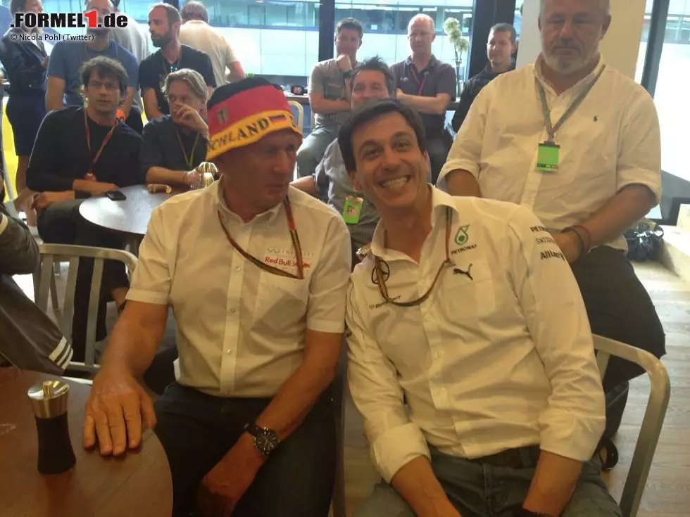 Foto zur News: Der Rest schaut lieber Fußball, und der Sport vereint auch die schlimmsten Feinde: Die Österreicher Helmut Marko und Toto Wolff, die im Flieger lieber Plätze tauschen als nebeneinander zu sitzen, drücken gemeinsam für die Deutschen die Daumen.