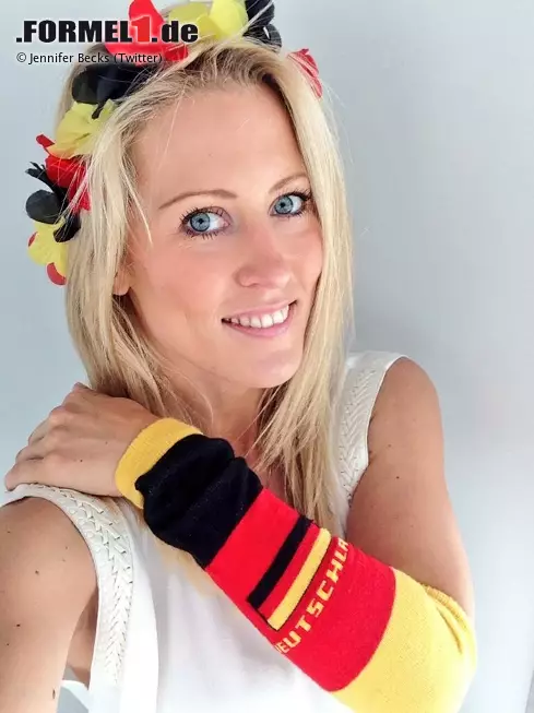 Hier wirkt das Fan-Outfit - bei allem Respekt vor der wunderschönen Kappe, lieber Helmut - etwas stimmiger: Jennifer Becks, die Freundin von Adrian Sutil, lässt keine Zweifel daran aufkommen, wem ihre Sympathien gelten. Foto zur News: Hier wirkt das Fan-Outfit - bei allem Respekt vor der wunderschönen Kappe, lieber Helmut - etwas stimmiger: Jennifer Becks, die Freundin von Adrian Sutil, lässt keine Zweifel daran aufkommen, wem ihre Sympathien gelten.