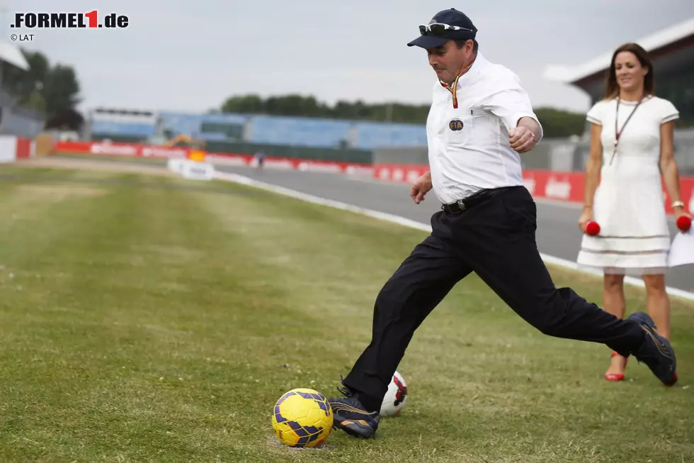 Silverstone war immer seine große "Gartenparty für 200.000": Nigel Mansell sitzt inzwischen nicht mehr am Steuer, sondern als FIA-Steward in der Rennleitung. Und ist für jeden Blödsinn zu haben. Foto zur News: Silverstone war immer seine große "Gartenparty für 200.000": Nigel Mansell sitzt inzwischen nicht mehr am Steuer, sondern als FIA-Steward in der Rennleitung. Und ist für jeden Blödsinn zu haben.