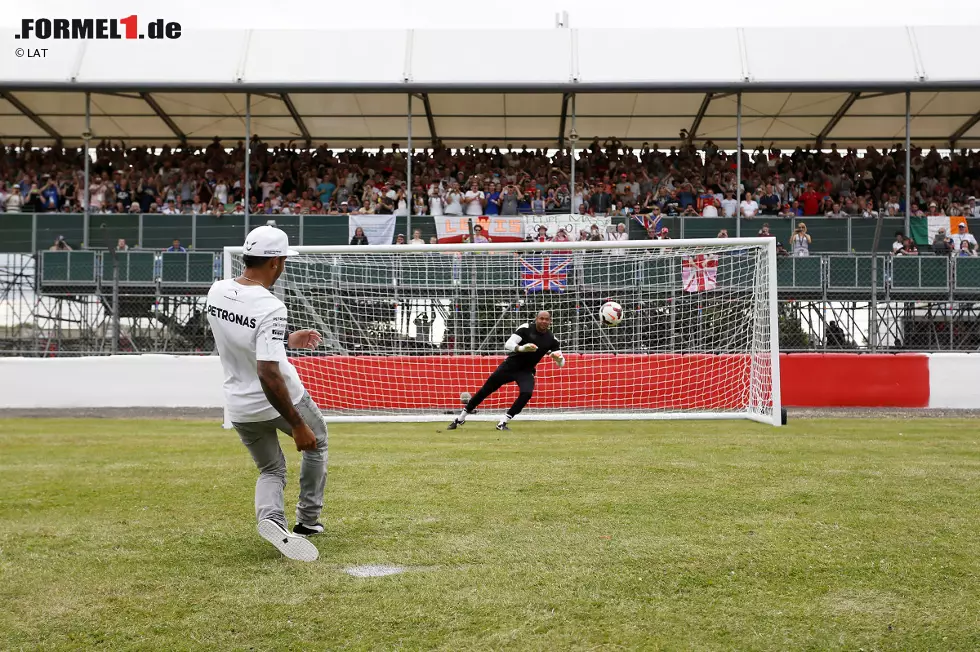 Lewis Hamilton tritt stilsicher an und versenkt die Kugel im Netz, wenn auch nicht bei all seinen Versuchen. Organisiert wird der kleine Kick übrigens vom britischen Fernsehen - sehr zur Freude der Fans, die schon vor dem ersten Training enthusiastischer jubeln als auf jeder anderen Rennstrecke. Foto zur News: Lewis Hamilton tritt stilsicher an und versenkt die Kugel im Netz, wenn auch nicht bei all seinen Versuchen. Organisiert wird der kleine Kick übrigens vom britischen Fernsehen - sehr zur Freude der Fans, die schon vor dem ersten Training enthusiastischer jubeln als auf jeder anderen Rennstrecke.