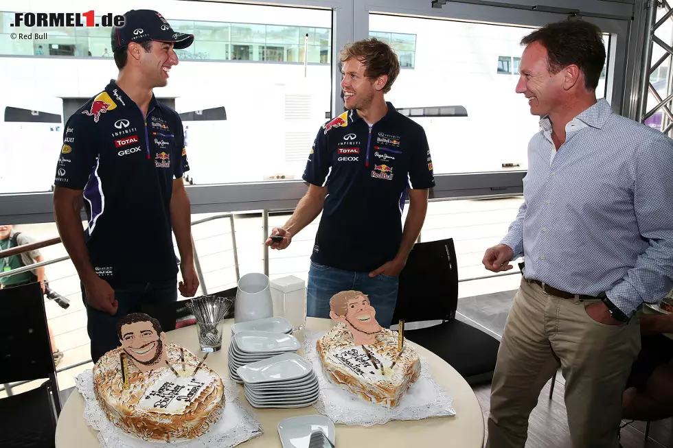 Gute Laune auch bei Red Bull: Daniel Ricciardo feiert seinen 25., Sebastian Vettel seinen 27. Geburtstag. Teamchef Christian Horner gratuliert mit zwei Torten im Selfie-Look. Foto zur News: Gute Laune auch bei Red Bull: Daniel Ricciardo feiert seinen 25., Sebastian Vettel seinen 27. Geburtstag. Teamchef Christian Horner gratuliert mit zwei Torten im Selfie-Look.
