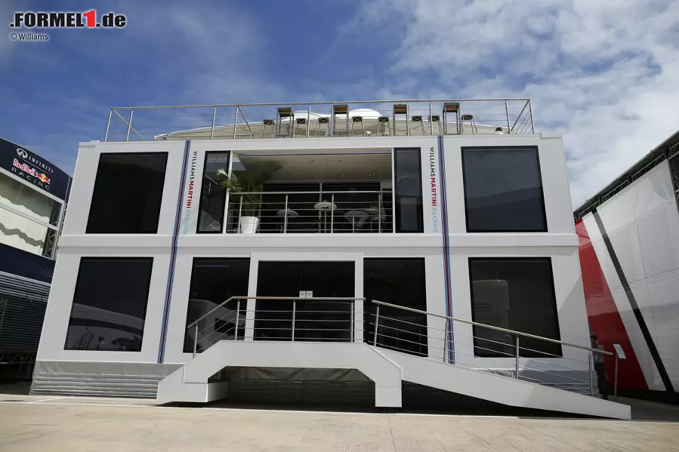 Auf den Jubilar wird übrigens im neuen Williams-Motorhome angestoßen, idealerweise mit einem Gläschen Martini. Die Rollstuhlrampe zum Eingang ist obligat, wenn der Chef im Haus Frank Williams heißt. Und sollte eigentlich sowieso selbstverständlich sein (was übrigens nicht bei allen Teams der Fall ist). Foto zur News: Auf den Jubilar wird übrigens im neuen Williams-Motorhome angestoßen, idealerweise mit einem Gläschen Martini. Die Rollstuhlrampe zum Eingang ist obligat, wenn der Chef im Haus Frank Williams heißt. Und sollte eigentlich sowieso selbstverständlich sein (was übrigens nicht bei allen Teams der Fall ist).