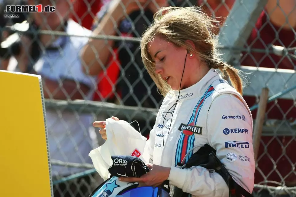 Sie könnte mit Martini am ehesten ihren Frust runterspülen: Susie Wolffs Freude über das Formel-1-Debüt an einem Rennwochenende dauert nicht einmal zwei Runden. Ausgerechnet der Mercedes-Motor lässt sie im Stich. "Das gibt am Abend Ärger zu Hause", befürchtet ihr Ehemann Toto Wolff, seines Zeichens Mercedes-Sportchef. Foto zur News: Sie könnte mit Martini am ehesten ihren Frust runterspülen: Susie Wolffs Freude über das Formel-1-Debüt an einem Rennwochenende dauert nicht einmal zwei Runden. Ausgerechnet der Mercedes-Motor lässt sie im Stich. "Das gibt am Abend Ärger zu Hause", befürchtet ihr Ehemann Toto Wolff, seines Zeichens Mercedes-Sportchef.