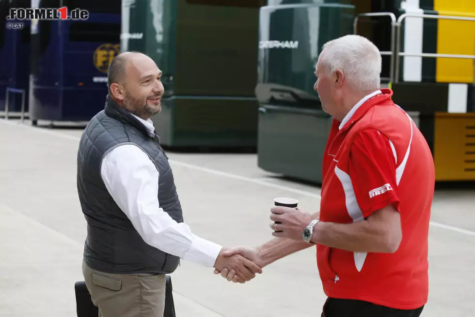 Denn für genau solche Käppis war früher dieser Herr bekannt: Colin Kolles. Das Stehaufmännchen des Motorsports ist wieder da, jetzt als Caterham-Berater. Und seit mysteriösen Vorgängen um angebliche Gedächtnisprotokolle am Strand in Barcelona sind er und Toto Wolff nicht mehr die allerbesten Freunde... Foto zur News: Denn für genau solche Käppis war früher dieser Herr bekannt: Colin Kolles. Das Stehaufmännchen des Motorsports ist wieder da, jetzt als Caterham-Berater. Und seit mysteriösen Vorgängen um angebliche Gedächtnisprotokolle am Strand in Barcelona sind er und Toto Wolff nicht mehr die allerbesten Freunde...