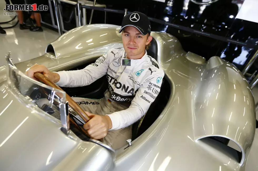 Historischer Freitag in Silverstone: Genau vor 60 Jahren feierten die "Silberpfeile" in Reims ihren ersten Sieg in der Formel 1 - und gleichzeitig passierte das "Wunder von Bern" bei der Fußball-WM in der Schweiz. Anlässlich dieses Tages stellt Mercedes das Siegerauto von damals neben die beiden aktuellen Boliden in die Box. Platz ist ja genug, T-Cars sind in der modernen Formel 1 nicht mehr erlaubt. Foto zur News: Historischer Freitag in Silverstone: Genau vor 60 Jahren feierten die "Silberpfeile" in Reims ihren ersten Sieg in der Formel 1 - und gleichzeitig passierte das "Wunder von Bern" bei der Fußball-WM in der Schweiz. Anlässlich dieses Tages stellt Mercedes das Siegerauto von damals neben die beiden aktuellen Boliden in die Box. Platz ist ja genug, T-Cars sind in der modernen Formel 1 nicht mehr erlaubt.