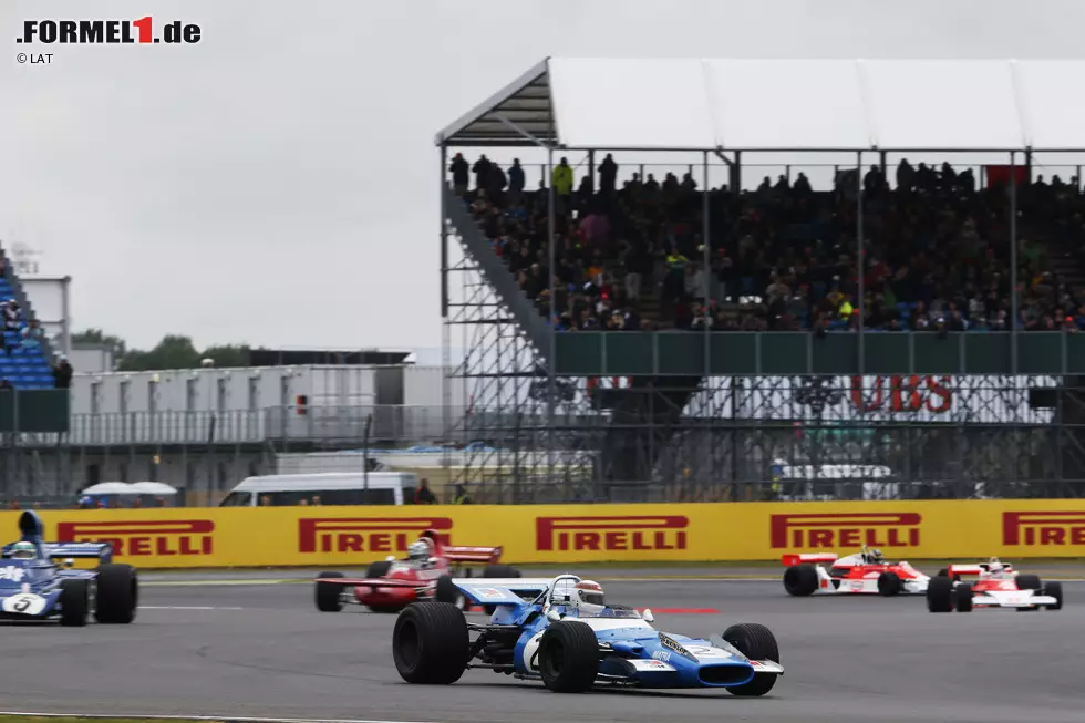 Jackie Stewart, David Coulthard & Co. rollen noch einmal mit ihren alten Autos von früher aus, um die Stimmung auf den Rängen zusätzlich anzuheizen. Was schon in Österreich mit Niki Lauda & Co. bestens funktioniert hat, ist auch im "Home of British Motor Sport" der Publikumshit. Foto zur News: Jackie Stewart, David Coulthard & Co. rollen noch einmal mit ihren alten Autos von früher aus, um die Stimmung auf den Rängen zusätzlich anzuheizen. Was schon in Österreich mit Niki Lauda & Co. bestens funktioniert hat, ist auch im "Home of British Motor Sport" der Publikumshit.