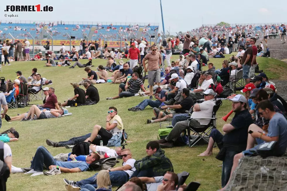 120.000 Fans kommen am Sonntag nach Silverstone - und werden mit dem Sieg von "Local Hero" Lewis Hamilton belohnt. Foto zur News: 120.000 Fans kommen am Sonntag nach Silverstone - und werden mit dem Sieg von "Local Hero" Lewis Hamilton belohnt.