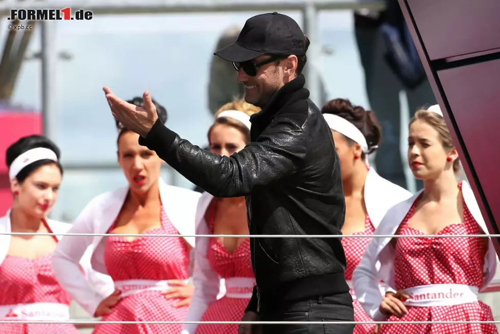 Schauspieler Jude Law mit den adrett gekleideten Girls des Hauptsponsors. Foto zur News: Schauspieler Jude Law mit den adrett gekleideten Girls des Hauptsponsors.