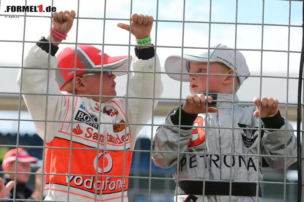 Formel 1 in Silverstone, wie sie leibt und lebt: Diese beiden jungen Fans wollen besonders nah ran - und wer weiß, vielleicht tragen sie ihre Overalls ja auch mal ein paar Nummern größer, dann auf der anderen Seite des Zauns? Foto zur News: Formel 1 in Silverstone, wie sie leibt und lebt: Diese beiden jungen Fans wollen besonders nah ran - und wer weiß, vielleicht tragen sie ihre Overalls ja auch mal ein paar Nummern größer, dann auf der anderen Seite des Zauns?