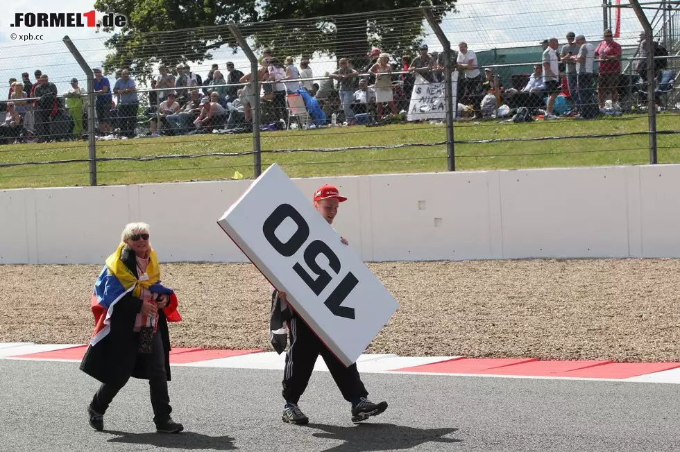 Souvenir-Time. Ob diese beiden Fans ihre 150-Meter-Tafel auch an den Securitys vorbei mit nach Hause genommen haben, entzieht sich unserer Kenntnis. Foto zur News: Souvenir-Time. Ob diese beiden Fans ihre 150-Meter-Tafel auch an den Securitys vorbei mit nach Hause genommen haben, entzieht sich unserer Kenntnis.