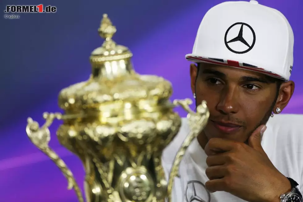 Der Kunststoff-Pokal des Sponsors ist gleich bei der Siegerehrung zerbröselt, was Lewis Hamilton gar nicht gut gefunden hat. Umso größer seine Freude über den echten, den klassischen Silverstone-Pokal. Den gibt's immer noch, wenn auch nur abseits des TV-Podiums. Foto zur News: Der Kunststoff-Pokal des Sponsors ist gleich bei der Siegerehrung zerbröselt, was Lewis Hamilton gar nicht gut gefunden hat. Umso größer seine Freude über den echten, den klassischen Silverstone-Pokal. Den gibt's immer noch, wenn auch nur abseits des TV-Podiums.