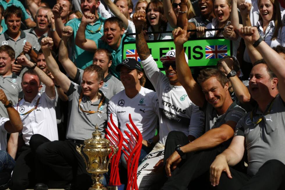 Foto zur News: L&#039;Equipe (Frankreich): &quot;Hamilton erweckt die Meisterschaft zum Leben. Der Brite profitiert vom Ausfall Rosbergs, aber im Sinne des Wettbewerbs ist dieser Ausgang des Rennens zu begrüßen.&quot;