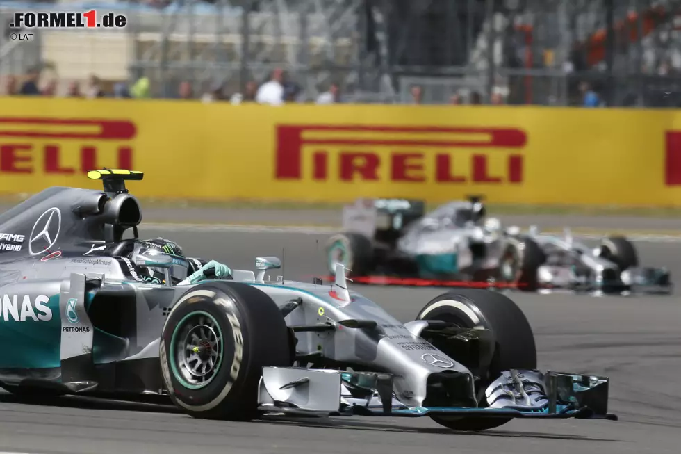 Foto zur News: The Guardian (Großbritannien): &quot;Hamilton gewinnt und verkürzt den Rückstand. Der leidenschaftliche Kampf zwischen dem Briten und Teamkollege Nico Rosberg könnte ein Klassiker der Sportgeschichte werden. Er verbindet ein englisch-deutsches Duell mit dem Wettstreit zwischen aufregendem Instinkt und brütendem Intellekt. Gewürzt wird alles mit Assoziationen mit der Fabel vom Hasen und der Schildkröte. Eine Saison, die mit großer Geschwindigkeit in Richtung Langeweile steuerte, wurde durch Hamiltons Sieg gerettet - genau wie der britische Sportsommer.&quot;