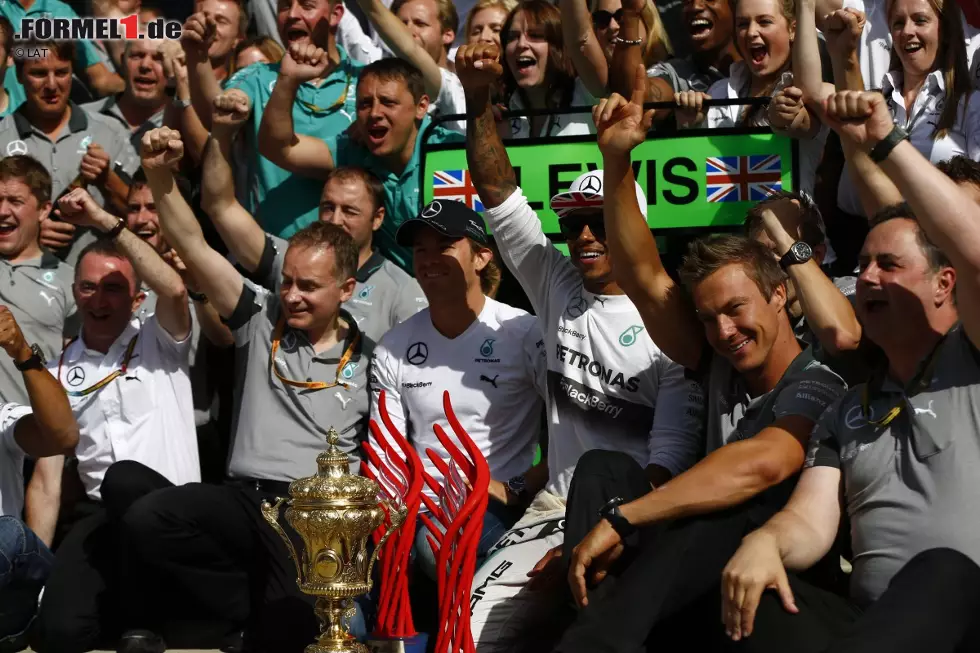 L'Equipe (Frankreich): "Hamilton erweckt die Meisterschaft zum Leben. Der Brite profitiert vom Ausfall Rosbergs, aber im Sinne des Wettbewerbs ist dieser Ausgang des Rennens zu begrüßen." Foto zur News: L'Equipe (Frankreich): "Hamilton erweckt die Meisterschaft zum Leben. Der Brite profitiert vom Ausfall Rosbergs, aber im Sinne des Wettbewerbs ist dieser Ausgang des Rennens zu begrüßen."
