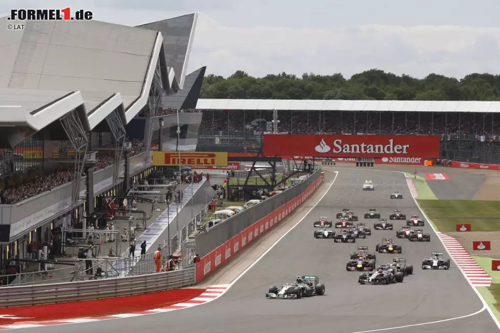 Österreich (Österreich): "Der Titelkampf in der Formel-1-WM hat sich am Sonntag wieder zugespitzt. Der Engländer Lewis Hamilton gewann sein Heimrennen in Silverstone, sein deutscher Mercedes-Teamkollege Nico Rosberg schied hingegen in Führung liegend zum ersten Mal in der laufenden WM aus. Ein Getriebeschaden stoppte die stolze Serie von Rosberg." Foto zur News: Österreich (Österreich): "Der Titelkampf in der Formel-1-WM hat sich am Sonntag wieder zugespitzt. Der Engländer Lewis Hamilton gewann sein Heimrennen in Silverstone, sein deutscher Mercedes-Teamkollege Nico Rosberg schied hingegen in Führung liegend zum ersten Mal in der laufenden WM aus. Ein Getriebeschaden stoppte die stolze Serie von Rosberg."