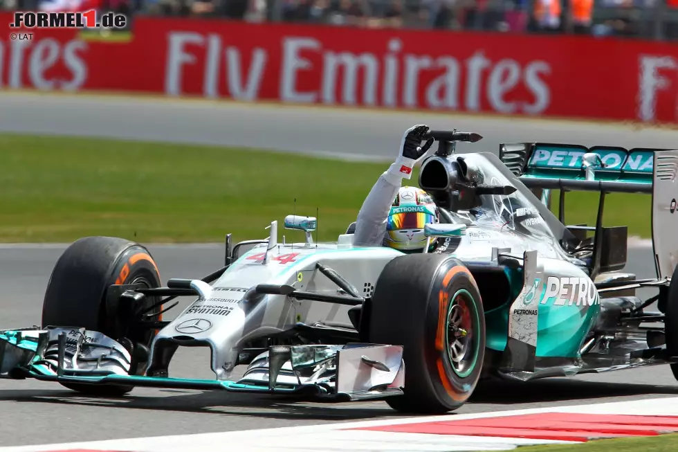 El Mundo Deportivo (Spanien): "Hamilton nutzt seine Chance in Silverstone. Dem Briten gelingt ein wichtiger Sieg beim Grand Prix von Großbritannien, so holt er enorm gegen seinen Teamkollegen Nico Rosberg auf, liegt jetzt nur noch vier Punkte zurück. Alonso wird noch Sechster, der Spanier hatte Spaß und machte uns Spaß dank einer enormen Schlacht mit Sebastian Vettel. Das Duell zwischen beiden war das Beste am Rennen." Foto zur News: El Mundo Deportivo (Spanien): "Hamilton nutzt seine Chance in Silverstone. Dem Briten gelingt ein wichtiger Sieg beim Grand Prix von Großbritannien, so holt er enorm gegen seinen Teamkollegen Nico Rosberg auf, liegt jetzt nur noch vier Punkte zurück. Alonso wird noch Sechster, der Spanier hatte Spaß und machte uns Spaß dank einer enormen Schlacht mit Sebastian Vettel. Das Duell zwischen beiden war das Beste am Rennen."