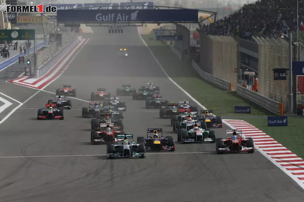 Foto zur News: Den Start kann Rosberg jedoch für sich entscheiden. Ungestört ist er imstande, sich der ersten Kurveneinfahrt zu widmen, während hinter ihm um Positionen gekämpft wird. So zum Beispiel bei den beiden ersten Verfolgern des Silberpfeils an der Spitze. Vettel erwischt einen weniger guten Start und muss sich Fernando Alonso geschlagen geben.