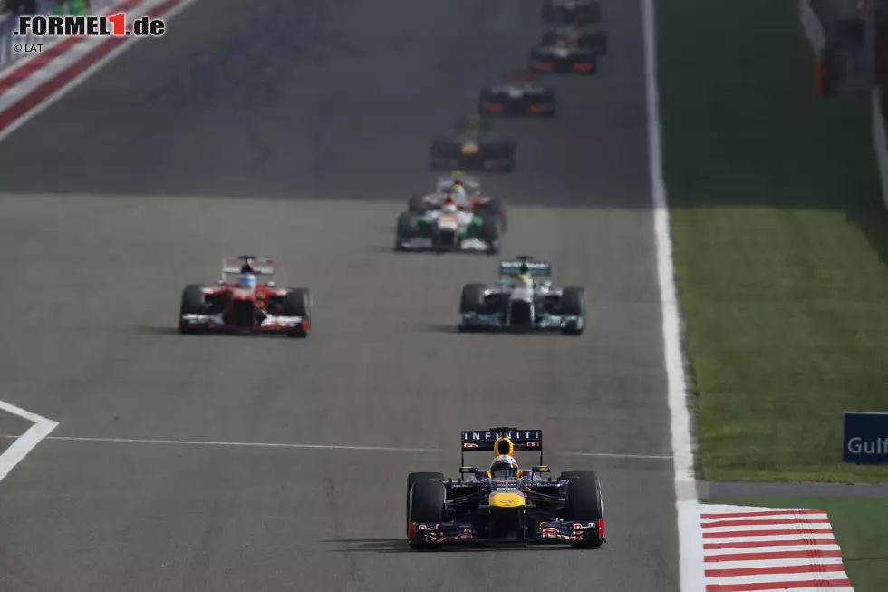 Foto zur News: Nachdem diese Verhältnisse geklärt sind, geht es, wie befürchtet, Rosberg an den Kragen. Erst zieht Vettel vorbei, der danach ein unangefochtenes Rennen bis zum Schluss nach Hause fährt, dann folgt auch schon Alonso...