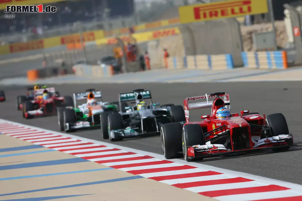 Foto zur News: ... und im Hintergrund lauern Paul di Resta und Felipe Massa, die später ebenfalls zum Überholen ansetzen. Rosberg wird schamlos durchgereicht. Am Ende bleibt ihm sogar nur Platz neun.
