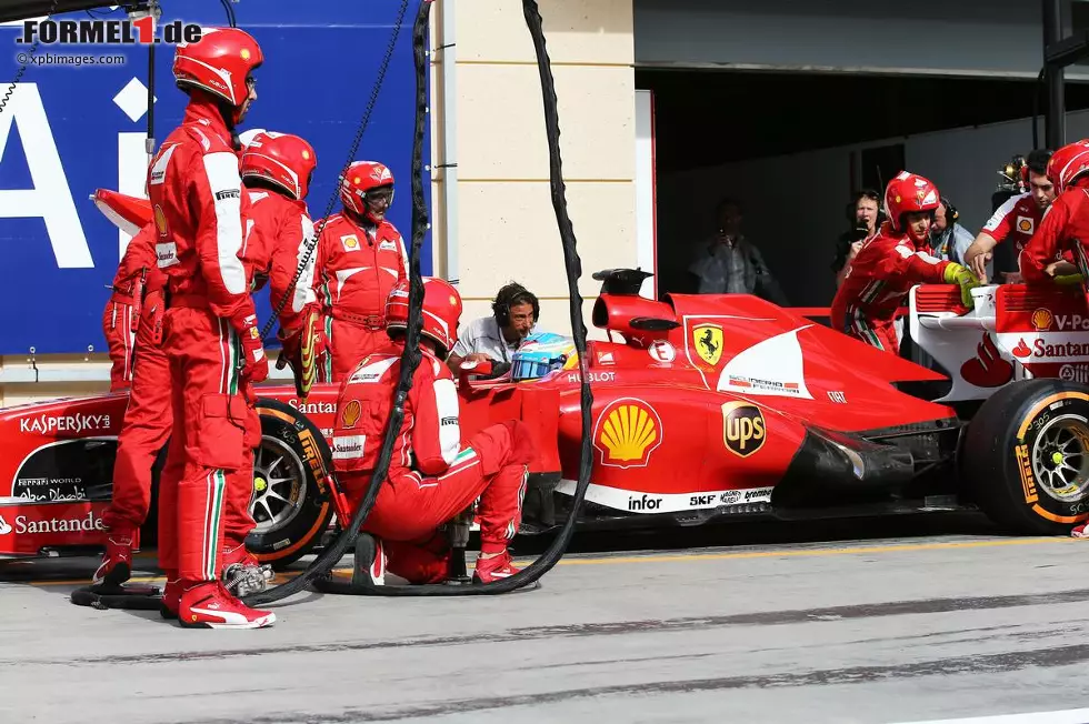 Foto zur News: Alonso muss an die Box, wo seine Mechaniker fieberhaft versuchen, den ausgeklappten Flügel wieder nach unten zu bewegen. Doch es hilft nichts. Innerhalb der ersten zehn Runden muss er ein weiteres Mal in die Gasse abbiegen, fällt zwischenzeitlichen sogar auf Platz 18 zurück. Am Ende kann er sich lediglich auf den achten Platz vorkämpfen.