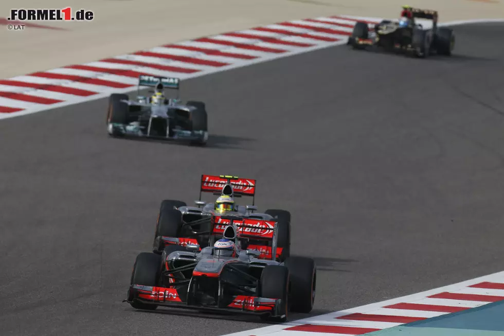 Foto zur News: Etwas weiter hinten fechten derweil zwei Teamkollegen ein Duell unter sich aus. Nachdem dem McLaren-Neuling Sergio Perez von der eigenen Teamführung vorgeworfen wurde, er wäre in den ersten drei Rennen zu zaghaft ans Werk gegangen, lässt sich der Mexikaner nicht zweimal bitten und bläst zum Angriff.