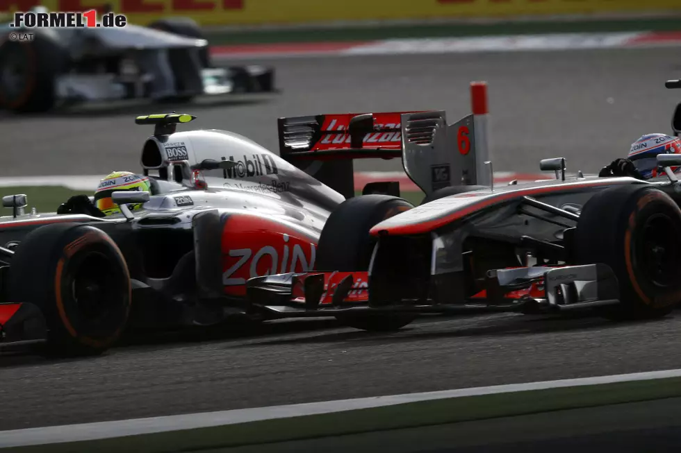 Foto zur News: Und das ohne Rücksicht auf Verluste. Auch den Hinterreifen seines älteren und erfahreneren Teamkollegen Jenson Button nimmt er als Opfer in Kauf, als er Rad an Rad um Positionen mit dem Briten kämpft. Button wird das zu bunt: "Beruhigt ihn", funkt er an die Boxenmauer. Zum Äußersten kommt es nicht, helfen tut es Button aber auch nicht. Während sich Perez bis Platz sechs vorkämpft, wird der Brite nur Zehnter.