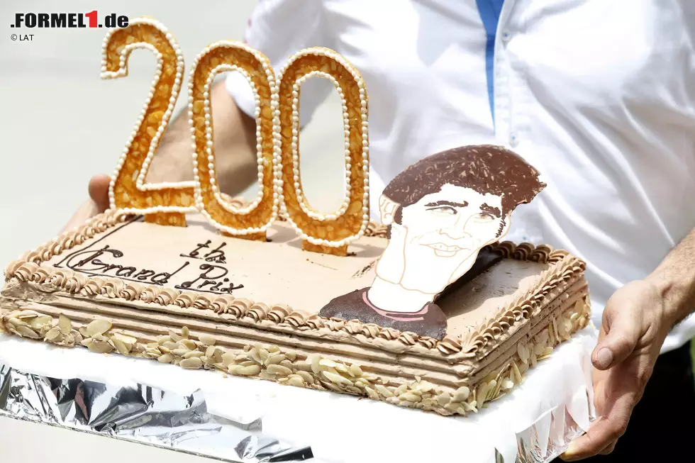Foto zur News: Einen Grund zum Feiern bietet an diesem Wochenende der 200. Grand Prix von Mark Webber. Der kreative Kuchen zu seinen Ehren ist aber auch das Einzige, worüber sich der Australier in Bahrain freuen kann.