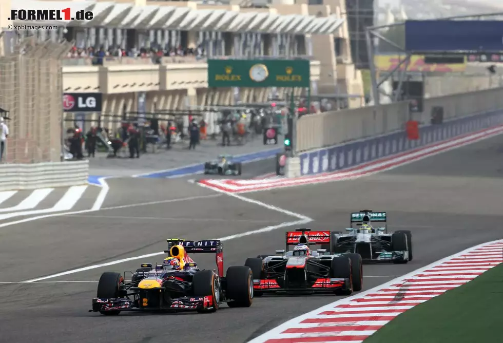 Foto zur News: Wegen einer Strafversetzung geht Webber nur von Startplatz sieben aus ins Rennen und sieht nie wirklich Land. "Der Grip war einfach komplett weg. Dann mussten wir schauen, das Auto ins Ziel zu bringen. Bei zwei DRS-Zonen kannst du dich einfach kaum verteidigen", beschreibt er sein Dilemma, als alles vorbei ist. Lange auf Platz fünf liegend, muss er sich in der Schlussphase des Rennens schließlich noch Hamilton und Perez ergeben, die hier schon hinter ihm lauern.