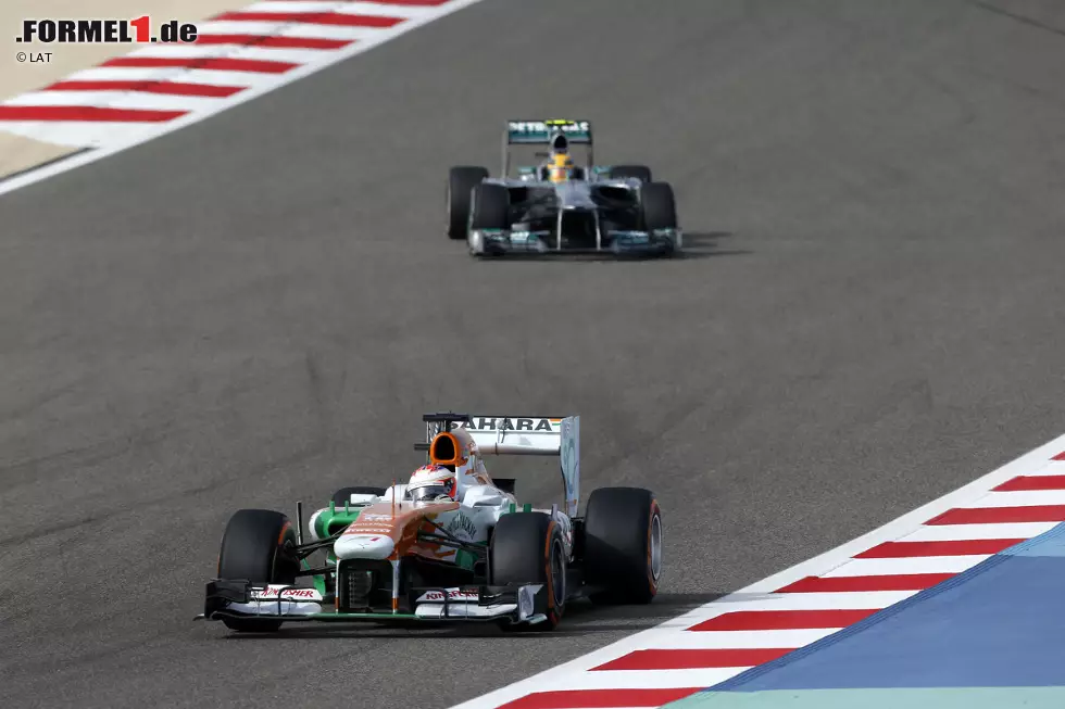 Foto zur News: Eines seiner stärksten Rennen fährt hingegen Paul di Resta. Der Force-India-Pilot profitiert von den Strafversetzungen vor ihm und startet als Fünfter. Von dort aus hat er Reifen und Konkurrenten ihm Griff und liebäugelt noch in der Schlussphase lange mit dem Podium. Bis der Lotus von Romain Grosjean in seinem Rückspiegel auftaucht, dem er nichts mehr entgegenzusetzen hat.