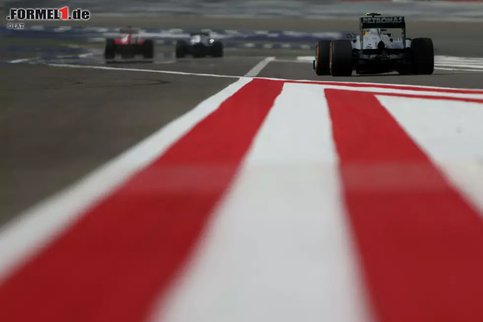 Foto zur News: Das Nachsehen hat bei diesem Rennen auch Lewis Hamilton, der mit seiner Dreistoppstrategie über die gesamten 57 Runden hinweg nicht so recht auf einen grünen Zweig kommen will. Wegen einer Strafversetzung von Platz neun aus gestartet gelingt ihm jedoch wenigstens der Sprung auf den fünften Rang.