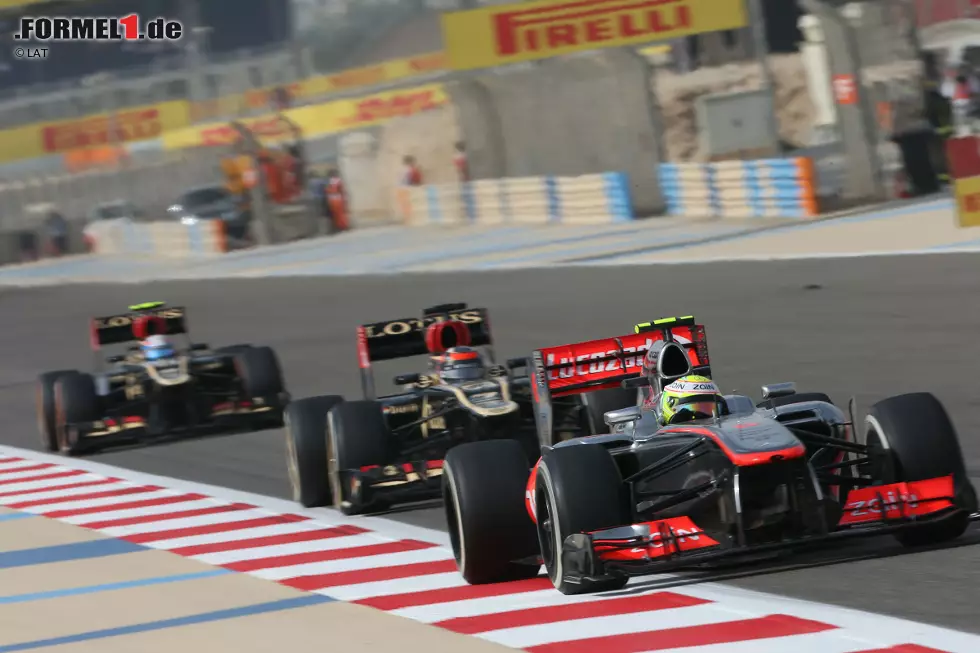Foto zur News: Die Ruhe in dem teilweisen Chaos um sie herum bewahren beide Lotus-Piloten und schleichen sich fast unbemerkt bis aufs Podium vor. Dem von Platz acht aus gesterteten Kimi Räikkönen und dem vom elften Rang ins Rennen gegangene Romain Grosjean kommt dabei der Reifenvorteil entgegen. Die Pirellis haben nämlich beide im Griff. Und während Räikkönen besonnen auf Rang zwei fährt...
