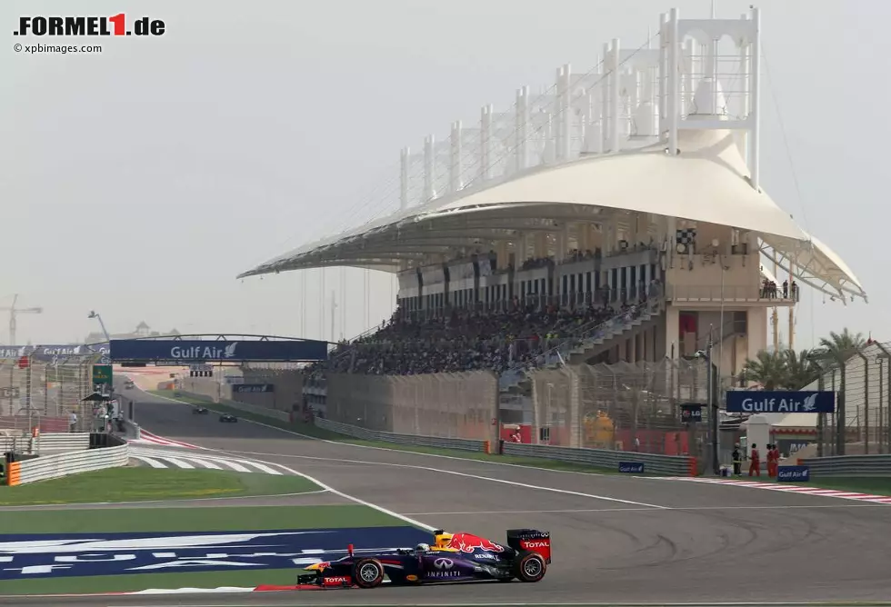 Foto zur News: Weniger hart, dafür umso entspannter verläuft das Rennen für Sebastian Vettel. Der Red-Bull-Fahrer bekommt nach dem Start-Intermezzo kaum noch etwas mit von dem, was da hinter ihm passiert. Sein zweiter Saisonsieg wird damit zum ersten ohne Skandal. Zu einem von vielen, die er in 2013 noch so dominant einfahren wird...