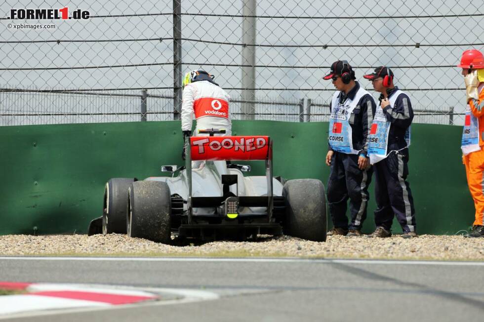 Foto zur News: Sergio Perez handelt sich den Ärger von McLaren-Teamchef Martin Whitmarsh ein, als er ausgerechnet den neuen Frontflügel, der beim dringend nötigen sportlichen Aufschwung helfen soll, verschrottet - und sich im zweiten Training gleich noch einmal ins Kiesbett dreht.