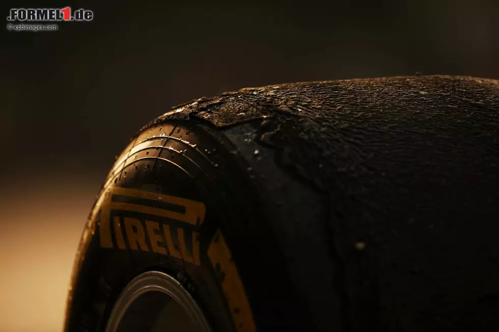 Das bestimmende Thema des Trainingsfreitags ist aber Pirelli: "So habe ich die Reifen noch nie erlebt", funkt etwa Lewis Hamilton. Die TV-Zeitlupen zeigen: Von der weicheren Reifenmischung lösen sich während der Fahrt teilweise ganze Gummistücke! Foto zur News: Das bestimmende Thema des Trainingsfreitags ist aber Pirelli: "So habe ich die Reifen noch nie erlebt", funkt etwa Lewis Hamilton. Die TV-Zeitlupen zeigen: Von der weicheren Reifenmischung lösen sich während der Fahrt teilweise ganze Gummistücke!