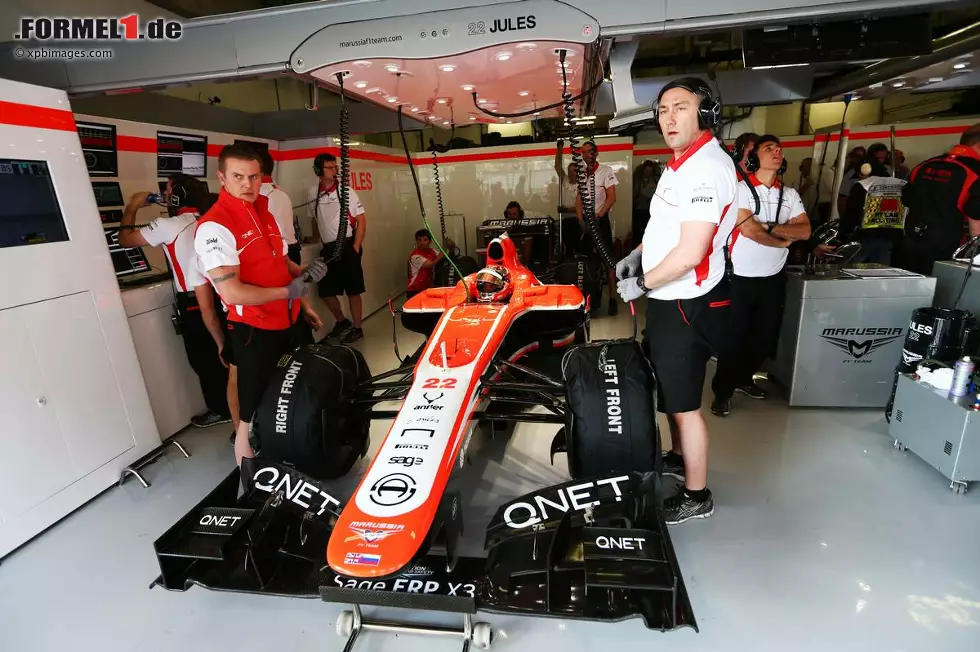 Krankenwagen-Besuch bei Marussia, zum Glück ohne nennenswerte Folgen: Weil beim Zurückschieben eines Autos in die Garage ein Mechaniker unglücklich im Weg steht, rücken zur Sicherheit die Sanitäter aus. Ernsthaft verletzt wird dabei niemand. Foto zur News: Krankenwagen-Besuch bei Marussia, zum Glück ohne nennenswerte Folgen: Weil beim Zurückschieben eines Autos in die Garage ein Mechaniker unglücklich im Weg steht, rücken zur Sicherheit die Sanitäter aus. Ernsthaft verletzt wird dabei niemand.
