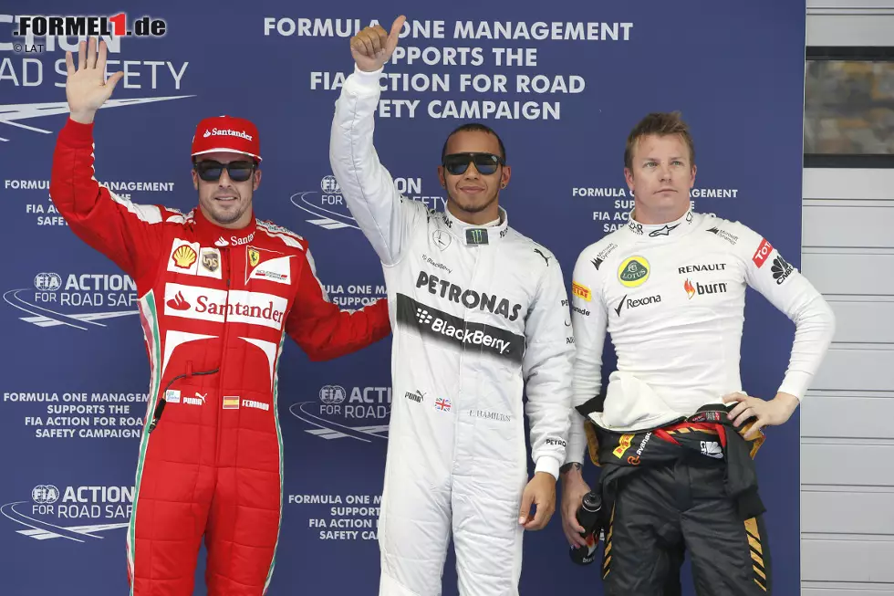 Im Qualifying sichert sich Lewis Hamilton vor Kimi Räikkönen und Fernando Alonso die Pole-Position. Zum ersten Mal steht der Brite in einem Werks-Silberpfeil auf dem ersten Startplatz. Besonders ermutigend: In jedem Segment benötigt er nur einen Satz weiche Pirellis, spart damit Reifen für das Rennen auf. So ökonomisch kommt sonst niemand durch das Qualifying. Teamkollege Nico Rosberg vergibt die mögliche erste Startreihe mit einem Fahrfehler und wird Vierter. Foto zur News: Im Qualifying sichert sich Lewis Hamilton vor Kimi Räikkönen und Fernando Alonso die Pole-Position. Zum ersten Mal steht der Brite in einem Werks-Silberpfeil auf dem ersten Startplatz. Besonders ermutigend: In jedem Segment benötigt er nur einen Satz weiche Pirellis, spart damit Reifen für das Rennen auf. So ökonomisch kommt sonst niemand durch das Qualifying. Teamkollege Nico Rosberg vergibt die mögliche erste Startreihe mit einem Fahrfehler und wird Vierter.