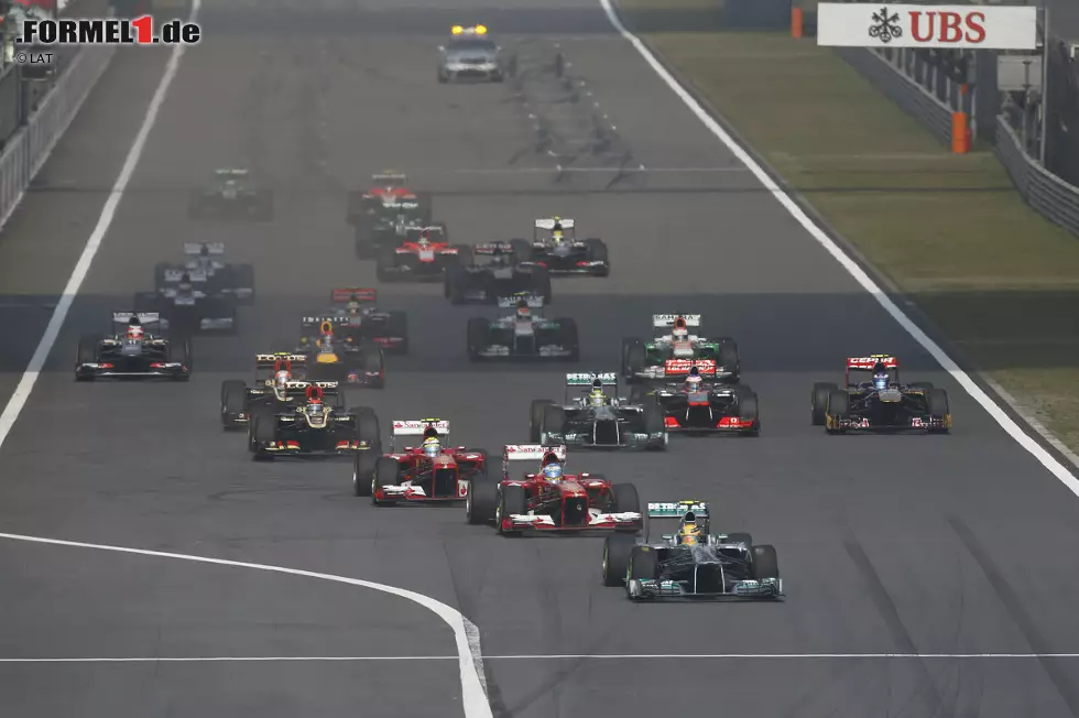 Start zum Grand Prix von China 2013: Polesetter Hamilton kommt gut weg, beide Ferraris ziehen an Räikkönen vorbei und nehmen die Verfolgung auf. Foto zur News: Start zum Grand Prix von China 2013: Polesetter Hamilton kommt gut weg, beide Ferraris ziehen an Räikkönen vorbei und nehmen die Verfolgung auf.