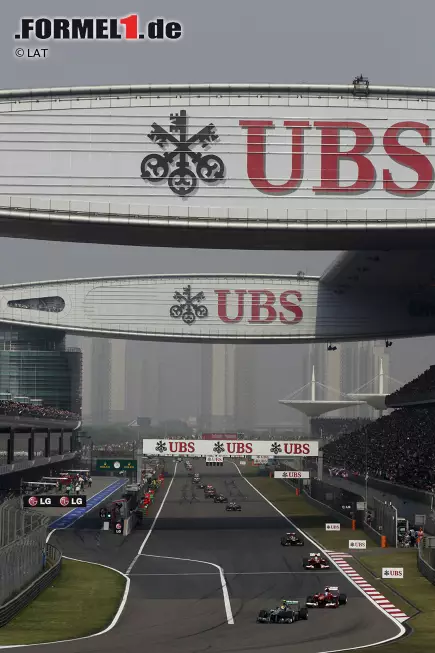 Nach einer Runde zeichnet sich schon ab, dass es Hamilton schwer haben wird, sich lange an der Spitze zu behaupten. Räikkönen ist als Vierter erster Verfolger des Spitzentrios. Der fünftplatzierte Rosberg, immerhin Vorjahressieger in Schanghai, muss schon abreißen lassen. Foto zur News: Nach einer Runde zeichnet sich schon ab, dass es Hamilton schwer haben wird, sich lange an der Spitze zu behaupten. Räikkönen ist als Vierter erster Verfolger des Spitzentrios. Der fünftplatzierte Rosberg, immerhin Vorjahressieger in Schanghai, muss schon abreißen lassen.