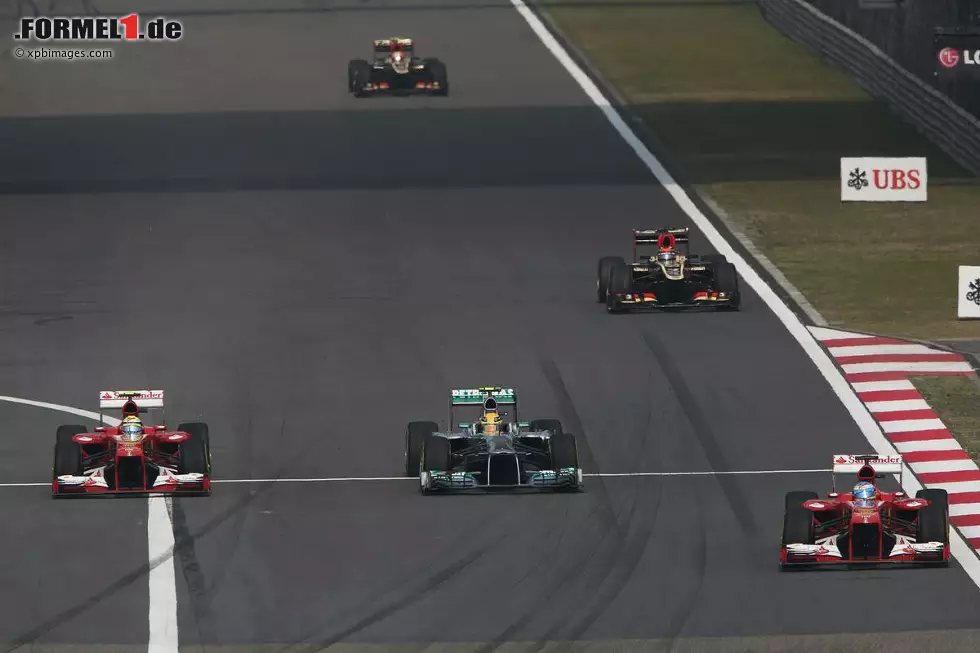 ... beim Anbremsen der ersten Kurve dann auch noch Felipe Massa, in einem Aufwasch. Von da an ist klar: Für Mercedes geht es diesmal bestenfalls um den zweiten Platz, weil Hamilton Reifen schonen und Benzin sparen muss. Foto zur News: ... beim Anbremsen der ersten Kurve dann auch noch Felipe Massa, in einem Aufwasch. Von da an ist klar: Für Mercedes geht es diesmal bestenfalls um den zweiten Platz, weil Hamilton Reifen schonen und Benzin sparen muss.