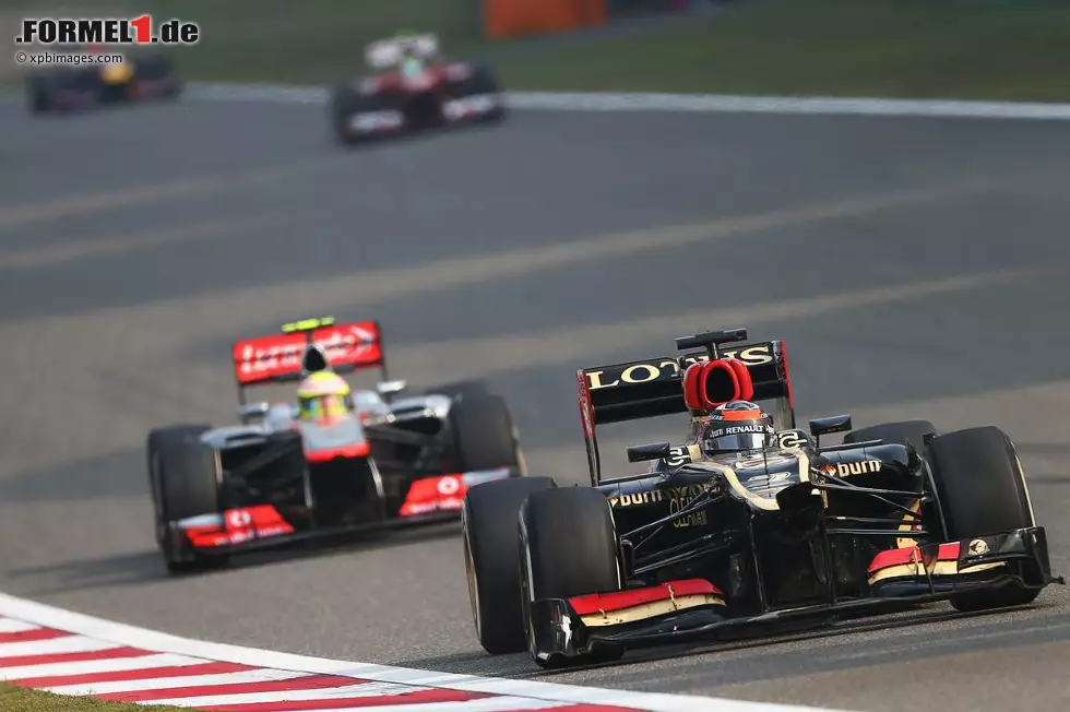 Sein der Hauptgegner heißt Kimi Räikkönen: Der "Iceman" beschädigt sich die Nase seines Lotus am McLaren von Sergio Perez, dem er von hinten auffährt. "Was macht der da?", schimpft Räikkönen. Das aus der kaputten Nase entstandene Untersteuern lässt ihn aber kalt: "Ich verstehe nie, warum du mehr Frontflügel willst. War doch perfekt", scherzt er nach der Zieldurchfahrt am Boxenfunk. Foto zur News: Sein der Hauptgegner heißt Kimi Räikkönen: Der "Iceman" beschädigt sich die Nase seines Lotus am McLaren von Sergio Perez, dem er von hinten auffährt. "Was macht der da?", schimpft Räikkönen. Das aus der kaputten Nase entstandene Untersteuern lässt ihn aber kalt: "Ich verstehe nie, warum du mehr Frontflügel willst. War doch perfekt", scherzt er nach der Zieldurchfahrt am Boxenfunk.