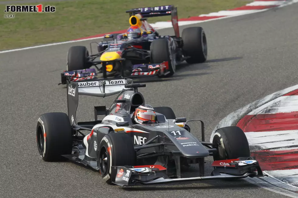 Foto zur News: Weltmeister Sebastian Vettel (Red Bull) setzt vom neunten Startplatz aus zunächst auf die härteren Reifen, hat aber nicht genug Speed und fällt hinter Landsmann Nico Hülkenberg im Sauber zurück. Dort verliert er wertvolle Sekunden, die am Ende auf das Podium fehlen.