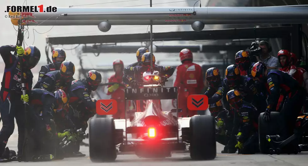Foto zur News: Denn nach dem späten Wechsel auf weiche Reifen (fünf Runden vor Schluss) setzt Vettel zur Jagd auf Hamilton an - und wittert noch die große Chance, als dieser beim Überrunden von Charles Pic (Caterham) aufgehalten wird. Aber beim Überrunden kommt dann Hamilton besser durch, sodass sich der Mercedes-Pilot sogar noch einen kleinen Fahrfehler in der allerletzten Kurve leisten kann. "Da sind mir graue Haare gewachsen", atmet Sportchef Toto Wolff auf. "Ich konnte gar nicht mehr hinschauen!"