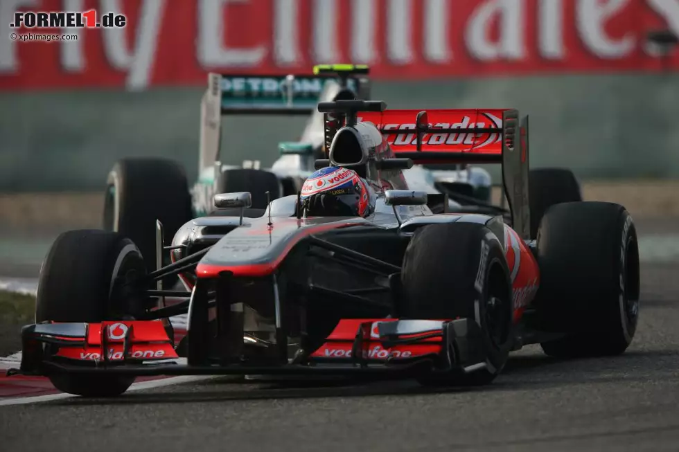 "Reifenflüsterer" Jenson Button, Schanghai-Sieger von 2010, kommt zwar genau wie Teamkollege Perez mit zwei statt drei Boxenstopps über die Runden, aber die McLaren-Updates zeigen trotzdem nicht die erhoffte Wirkung. Am Ende wird Button Fünfter, Perez Elfter. Foto zur News: "Reifenflüsterer" Jenson Button, Schanghai-Sieger von 2010, kommt zwar genau wie Teamkollege Perez mit zwei statt drei Boxenstopps über die Runden, aber die McLaren-Updates zeigen trotzdem nicht die erhoffte Wirkung. Am Ende wird Button Fünfter, Perez Elfter.