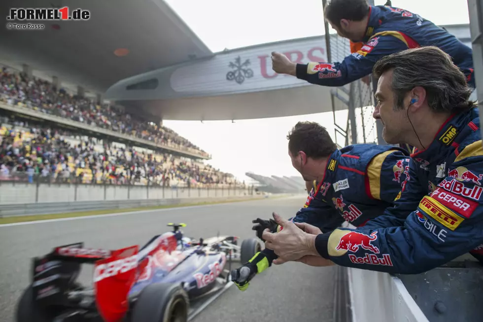 Foto zur News: Trotzdem sorgt ein Australier aus dem Hause Red Bull für Freude: Toro-Rosso-Junior Daniel Ricciardo fährt mit starker Leistung auf den siebten Platz.