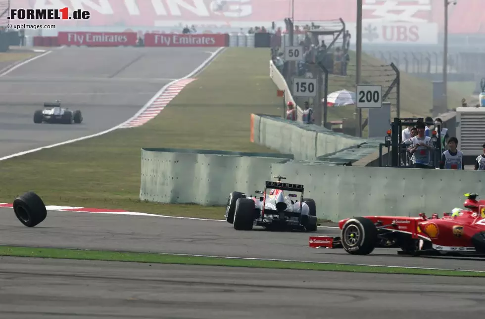 Foto zur News: Mark Webber erlebt indes einen vorläufigen Tiefpunkt: Nach Start aus der Boxengasse kann er mit den härteren Reifen zunächst einige Konkurrenten überholen, bis er ausgerechnet mit Toro-Rosso-Fahrer Jean-Eric Vergne kollidiert. Nach dem fälligen Boxenstopp löst sich dann auch noch ein Hinterrad - das beinahe den gerade in dem Moment vorbeifahrenden Vettel trifft!