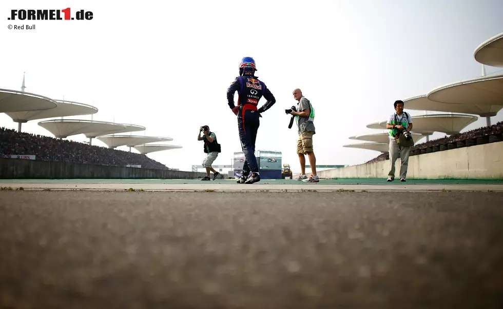 Foto zur News: Webber gehen in jenem stillen Moment viele Dinge durch den Kopf, mit der Formel 1 scheint er immer mehr abzuschließen. Heute weiß man: Sein Wechsel zu Porsche nach Le Mans war zu jenem Zeitpunkt schon so gut wie beschlossene Sache.