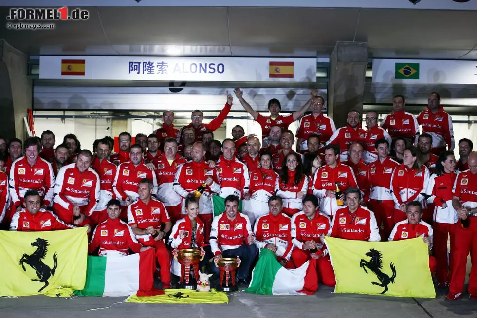 Foto zur News: Fernando Alonso feiert am Ende einen souveränen Sieg, den 31. seiner Karriere - womit er in der ewigen Bestenliste mit Nigel Mansell gleichzieht. Kimi Räikkönen wird Zweiter, Lewis Hamilton Dritter. WM-Leader bleibt aber Sebastian Vettel.