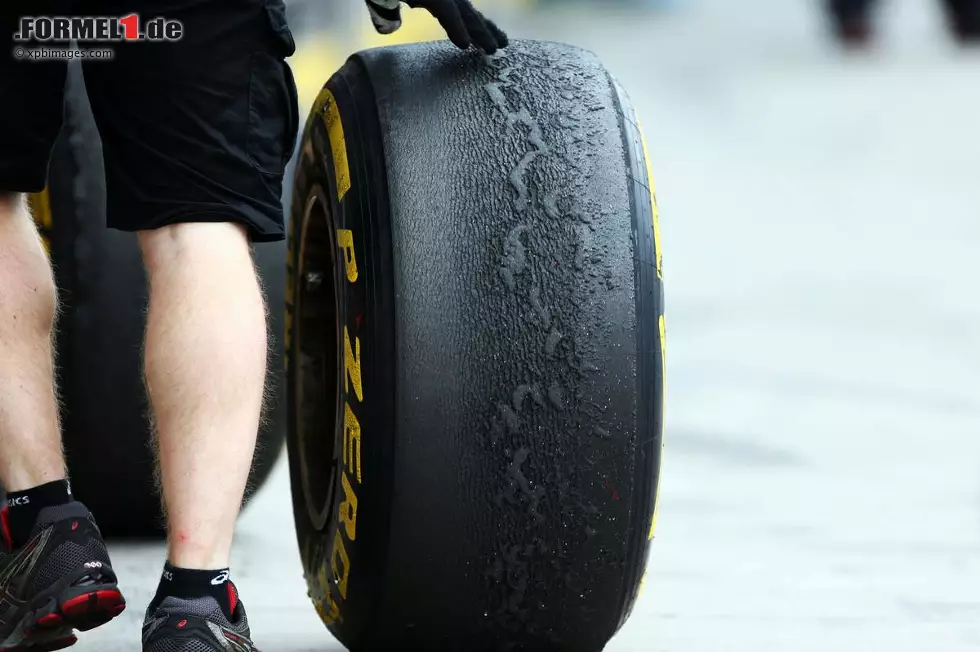 Reifen, Reifen, Reifen - es ist DAS Topthema in der Formel-1-Saison 2013. Auch während des Rennwochenendes des Grand Prix von Deutschland vom 05.07. bis 07.07.2013 stehen die schwarzen Pneus wieder im Mittelpunkt der Diskussionen. Foto zur News: Reifen, Reifen, Reifen - es ist DAS Topthema in der Formel-1-Saison 2013. Auch während des Rennwochenendes des Grand Prix von Deutschland vom 05.07. bis 07.07.2013 stehen die schwarzen Pneus wieder im Mittelpunkt der Diskussionen.