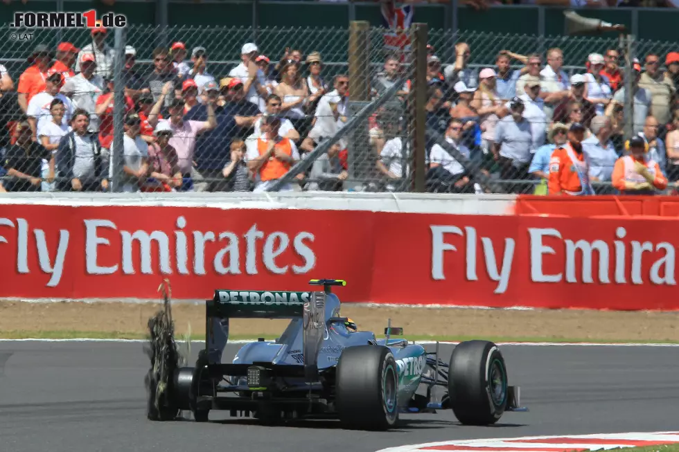 Schließlich ist das Reifendrama von Silverstone, wo während des Rennens gleich vier Fahrern das Hinterrad wegplatzte, gerade einmal eine Woche her. Pirelli hat jedoch auf den Kritiksturm nach dem Grand Prix von Großbritannien reagiert. Am Nürburgring gibt es schon eine Reifenkonstruktion mit dem alten Kevlar- statt des Stahlgürtels. Außerdem wurde den Teams untersagt, den linken und rechten Hinterreifen beliebig zu vertauschen und am Reifendruck herumzuspielen. Foto zur News: Schließlich ist das Reifendrama von Silverstone, wo während des Rennens gleich vier Fahrern das Hinterrad wegplatzte, gerade einmal eine Woche her. Pirelli hat jedoch auf den Kritiksturm nach dem Grand Prix von Großbritannien reagiert. Am Nürburgring gibt es schon eine Reifenkonstruktion mit dem alten Kevlar- statt des Stahlgürtels. Außerdem wurde den Teams untersagt, den linken und rechten Hinterreifen beliebig zu vertauschen und am Reifendruck herumzuspielen.